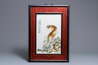 Une plaque en porcelaine de Chine à décor d'un tigre, signée Xu Tian Mei, datée 1990