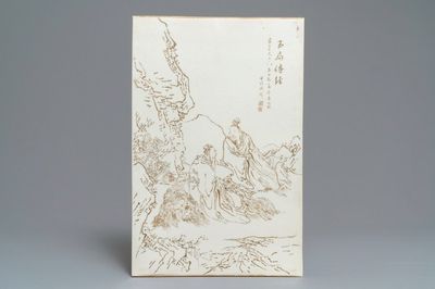 Une plaque en porcelaine de Chine à décor gravé de figures dans un paysage, 20ème
