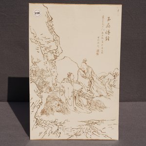 Une plaque en porcelaine de Chine à décor gravé de figures dans un paysage, 20ème — photo 5
