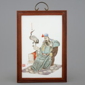 Une plaque en porcelaine de Chine à décor qianjiang cai de Guan Yu, 19/20ème — photo 2