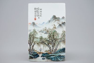 Une plaque en porcelaine de Chine à décor qianjiang cai signé Wang Ye Ting (1884-1942), 20ème