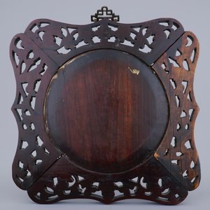 Une plaque en porcelaine de Chine bleu et blanc en cadre sculpté, 19ème — photo 2