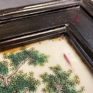 Une plaque en porcelaine de Chine famille rose à décor de figures dans un jardin, République — photo 3