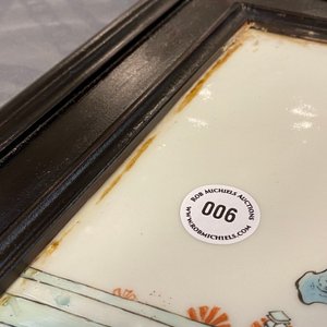 Une plaque en porcelaine de Chine famille rose à décor de figures dans un jardin, République — photo 7