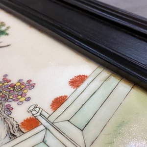 Une plaque en porcelaine de Chine famille rose à décor de figures dans un jardin, République — photo 9