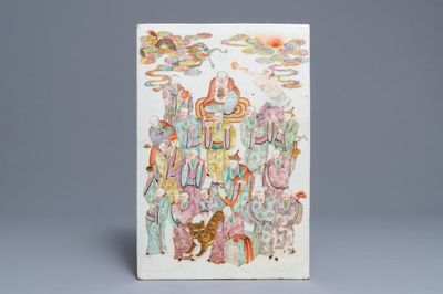 Une plaque en porcelaine de Chine famille rose à décor des '18 Luohan', 19ème