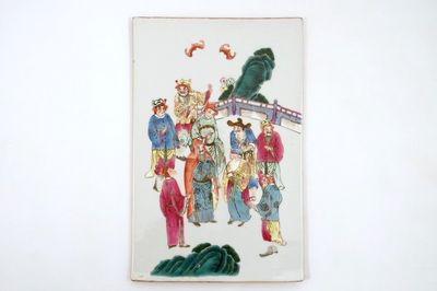 Une plaque en porcelaine de Chine famille rose à décor Wen Wang Fang Xian, 19/20ème