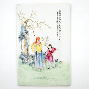 Une plaque en porcelaine de Chine famille rose avec une scène de jardin, 19/20ème — photo 1