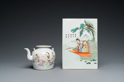 Une plaque en porcelaine de Chine famille rose et une théière en qianjiang cai, 19/20ème