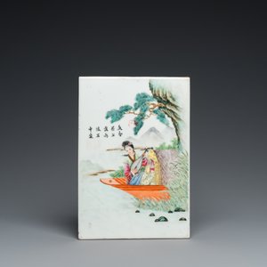 Une plaque en porcelaine de Chine famille rose et une théière en qianjiang cai, 19/20ème — photo 2