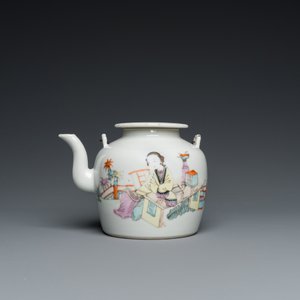 Une plaque en porcelaine de Chine famille rose et une théière en qianjiang cai, 19/20ème — photo 4