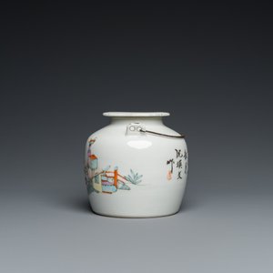 Une plaque en porcelaine de Chine famille rose et une théière en qianjiang cai, 19/20ème — photo 5