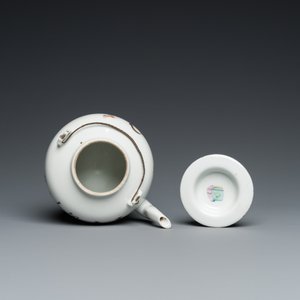 Une plaque en porcelaine de Chine famille rose et une théière en qianjiang cai, 19/20ème — photo 8