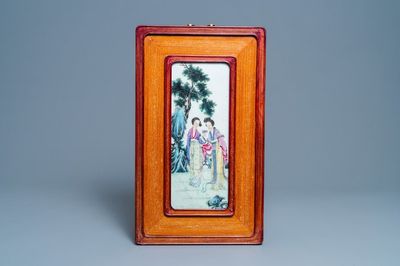Une plaque en porcelaine de Chine famille rose figurant deux femmes dans un jardin, République