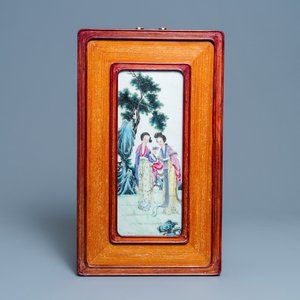 Une plaque en porcelaine de Chine famille rose figurant deux femmes dans un jardin, République — photo 1