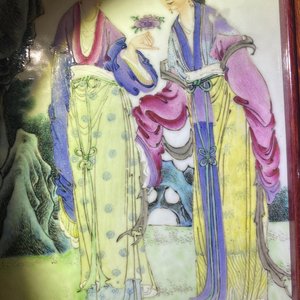 Une plaque en porcelaine de Chine famille rose figurant deux femmes dans un jardin, République — photo 11