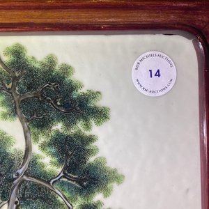 Une plaque en porcelaine de Chine famille rose figurant deux femmes dans un jardin, République — photo 5