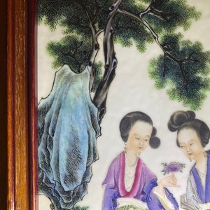 Une plaque en porcelaine de Chine famille rose figurant deux femmes dans un jardin, République — photo 7