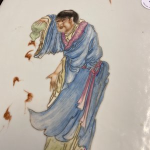 Une plaque en porcelaine de Chine famille rose figurant Liu Hai et le crapaud, 19ème — photo 5