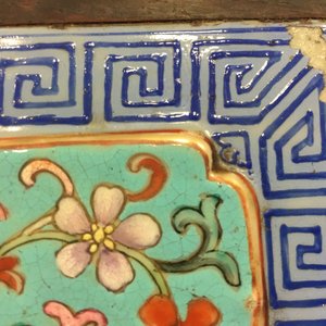 Une plaque en porcelaine de Chine famille rose, monté dans un socle en bois, 19ème — photo 5