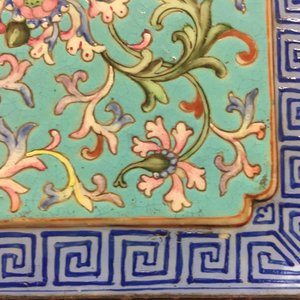 Une plaque en porcelaine de Chine famille rose, monté dans un socle en bois, 19ème — photo 6