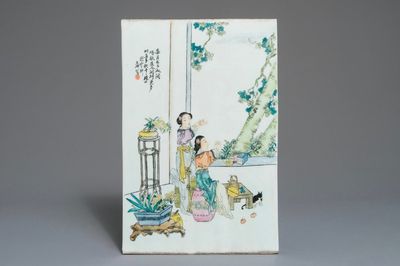 Une plaque en porcelaine de Chine famille rose, signée Huang Qi, 20ème