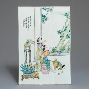 Une plaque en porcelaine de Chine famille rose, signée Huang Qi, 20ème — photo 1
