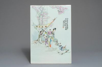 Une plaque en porcelaine de Chine famille rose, signée Luo Shu, 20ème