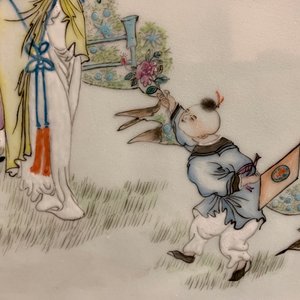 Une plaque en porcelaine de Chine famille rose, signée Luo Shu, 20ème — photo 5