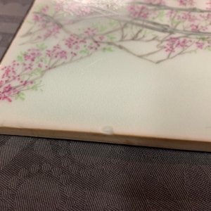 Une plaque en porcelaine de Chine famille rose, signée Luo Shu, 20ème — photo 6