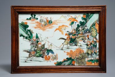 Une plaque en porcelaine de Chine famille verte, 19ème
