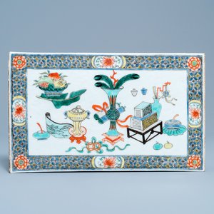 Une plaque en porcelaine de Chine famille verte à décor d'antiquités, 19ème — photo 1