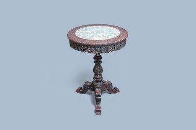 Une plaque en porcelaine de Chine famille verte de Canton montée dans une table en bois sculpté, 19ème