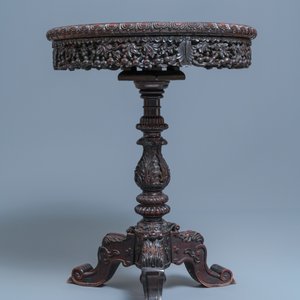 Une plaque en porcelaine de Chine famille verte de Canton montée dans une table en bois sculpté, 19ème — photo 3