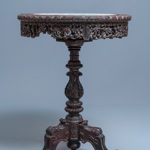 Une plaque en porcelaine de Chine famille verte de Canton montée dans une table en bois sculpté, 19ème — photo 5