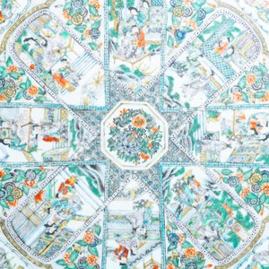 Une plaque en porcelaine de Chine famille verte de Canton montée dans une table en bois sculpté, 19ème — photo 8