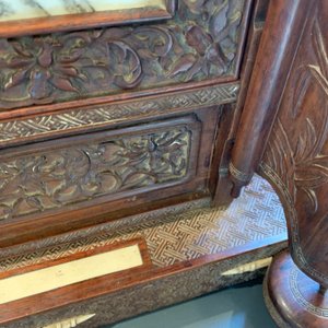 Une plaque en porcelaine de Chine grisaille dans un écran de table en bois, République, 20ème — photo 23