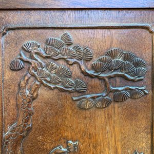 Une plaque en porcelaine de Chine grisaille dans un écran de table en bois, République, 20ème — photo 24