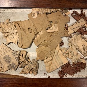 Une plaque en porcelaine de Chine grisaille dans un écran de table en bois, République, 20ème — photo 26