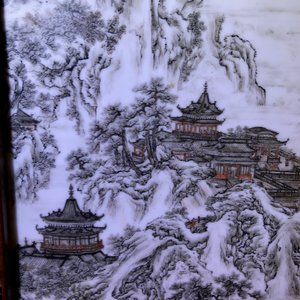 Une plaque en porcelaine de Chine grisaille dans un écran de table en bois, République, 20ème — photo 6