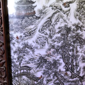 Une plaque en porcelaine de Chine grisaille dans un écran de table en bois, République, 20ème — photo 7