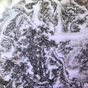 Une plaque en porcelaine de Chine grisaille dans un écran de table en bois, République, 20ème — photo 8