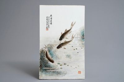 Une plaque en porcelaine de Chine qianjiang cai à décor de poissons d'après Deng Bishan, 20ème