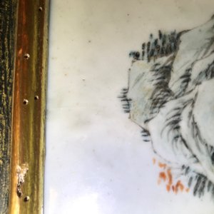 Une plaque en porcelaine de Chine qianjiang cai à décor d'un paysage, Luo Yang Gu, Guangxu — photo 3
