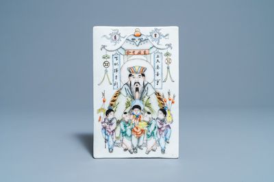 Une plaque en porcelaine de Chine qianjiang cai, marque de sceau, 19/20ème
