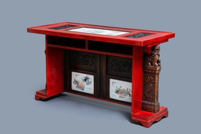 Une plaque en porcelaine de Chine qianjiang cai montée dans une table en bois, 19/20ème