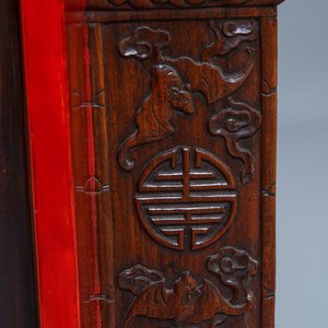 Une plaque en porcelaine de Chine qianjiang cai montée dans une table en bois, 19/20ème — photo 12