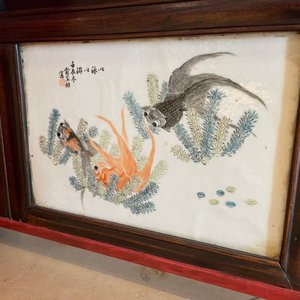 Une plaque en porcelaine de Chine qianjiang cai montée dans une table en bois, 19/20ème — photo 23