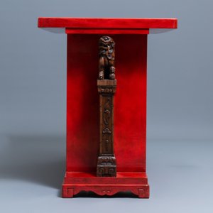 Une plaque en porcelaine de Chine qianjiang cai montée dans une table en bois, 19/20ème — photo 4
