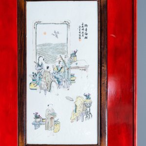 Une plaque en porcelaine de Chine qianjiang cai montée dans une table en bois, 19/20ème — photo 7